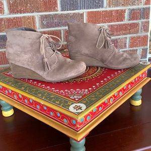 GUC Dr Scholl’s Wedge Bootie tan suede memory foam cool fit so cute!